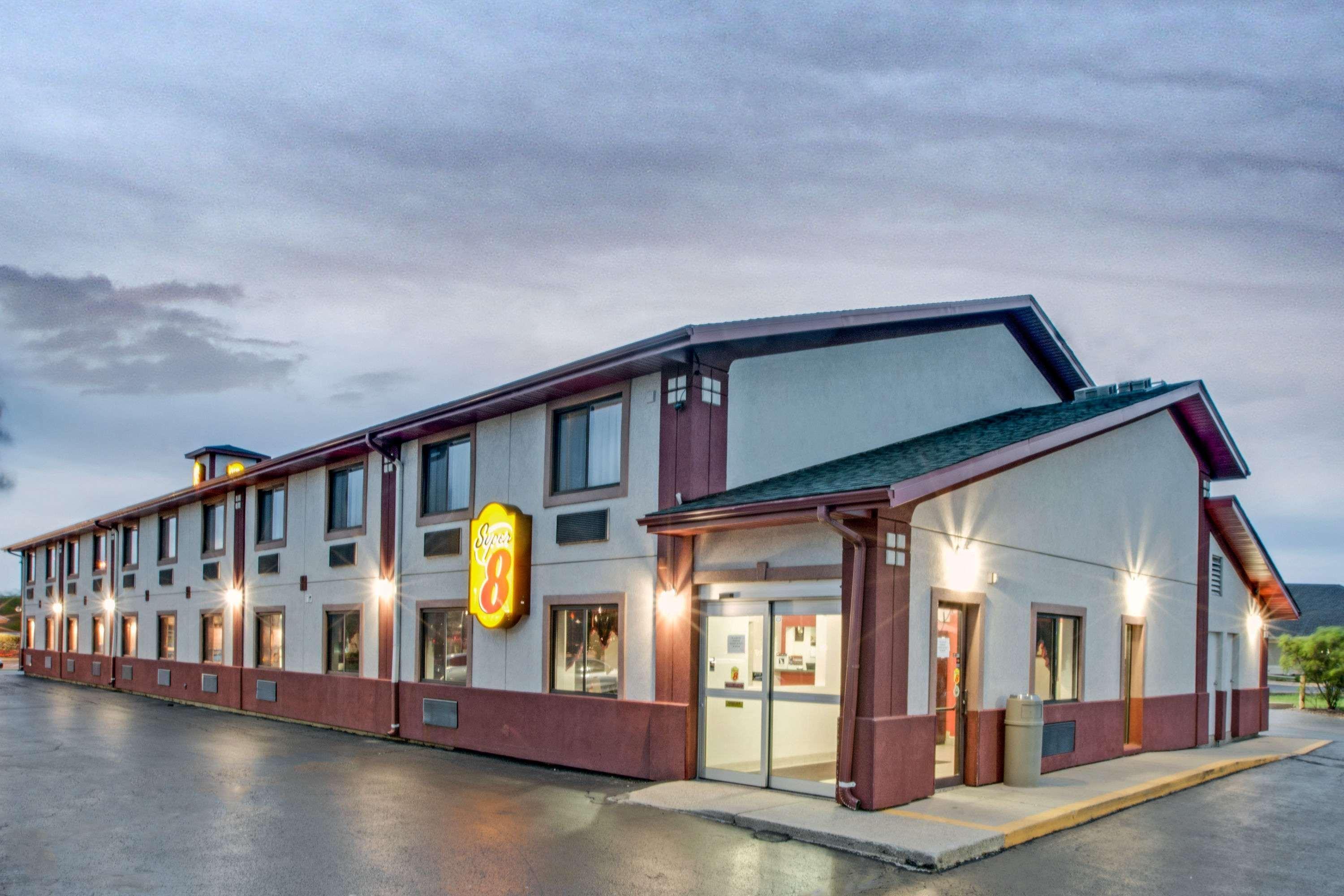 Super 8 By Wyndham Crystal Lake Luaran gambar