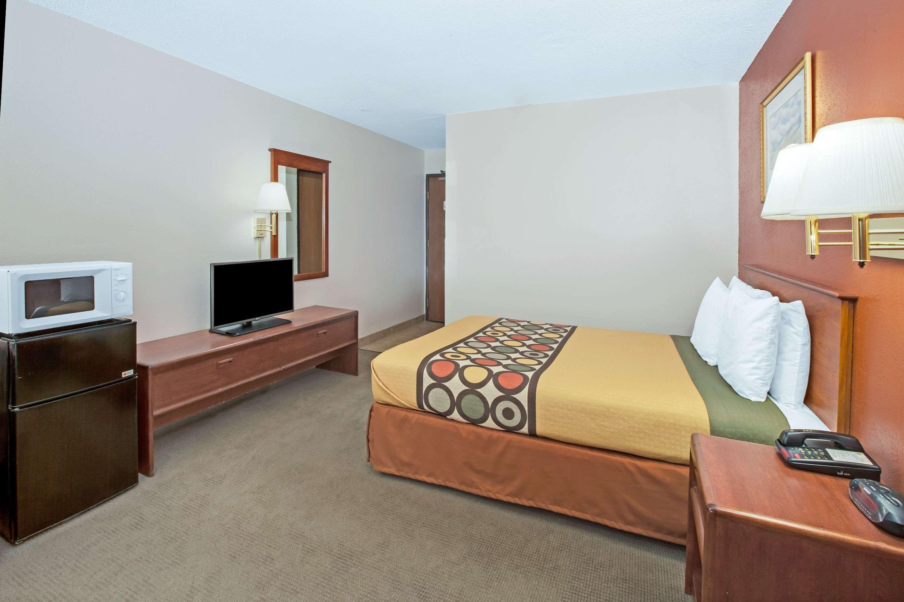 Super 8 By Wyndham Crystal Lake Luaran gambar